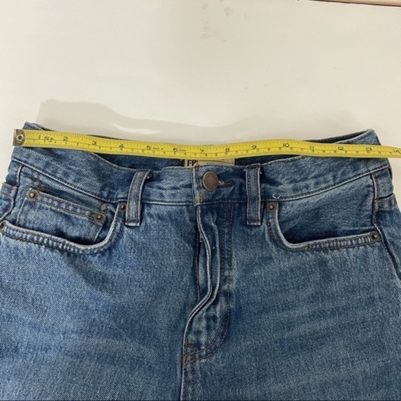 Free People High Rise Release Hem Cropped Jean size 26 blue denim - Picture 7 of 12